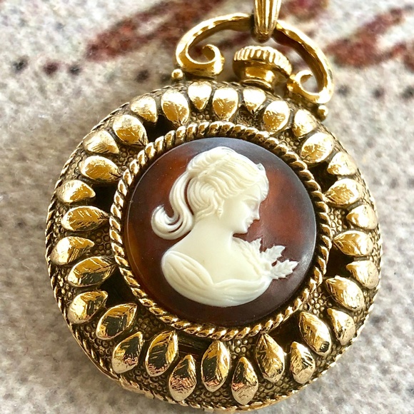 Sarah Coventry Jewelry - Sarah Coventry 1978 Cameo/Locket Necklace